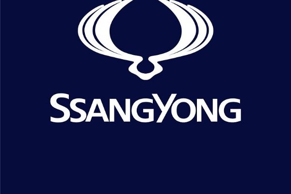 V rámci globálního rebrandingu značka SsangYong na českém trhu přidává ke svému názvu dodatek „by KGM“. Vysvětluje tak dvojí označení značky na různých trzích
