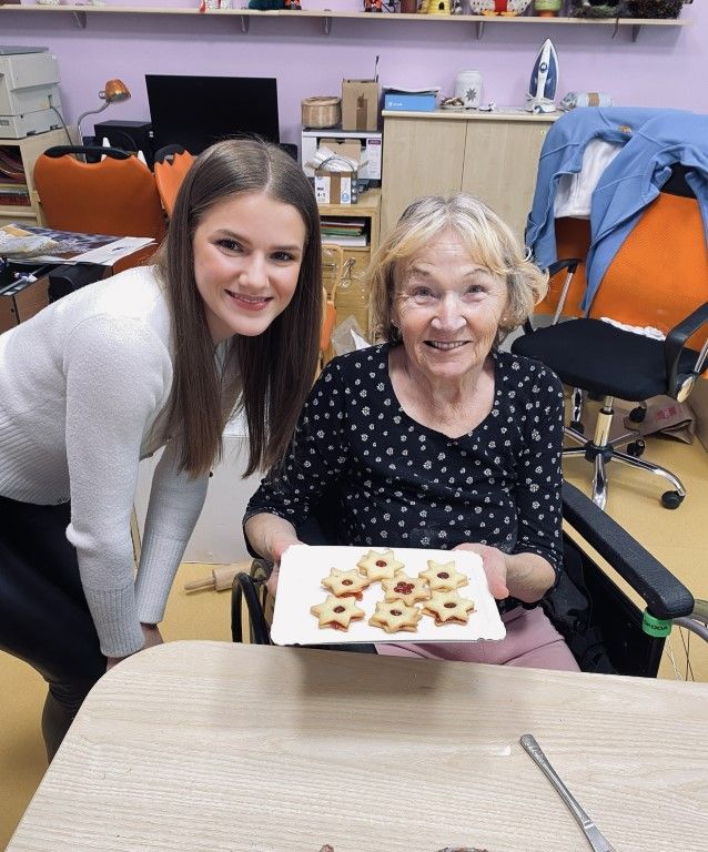 Projekt Daruj čas: Miss Natálie peče cukroví v domovech pro seniory