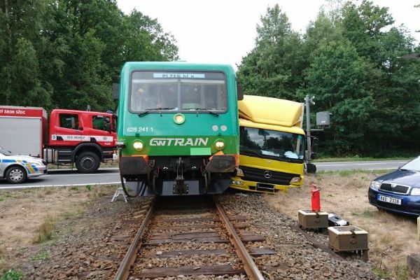 Nehoda rychlíku s kamionem u Kaznějova přerušila dopoledne provoz na trati Plzeň - Most