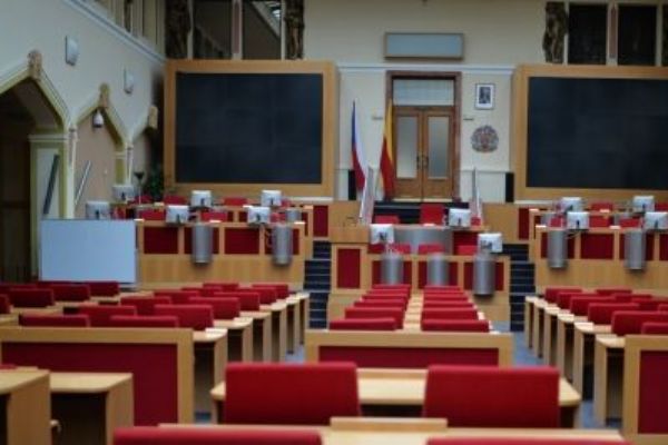 Návrhy reformy Zón placeného stání a na zpoplatnění vjezdu do vybraných ulic v historickém centru budou nyní připomínkovat městské části