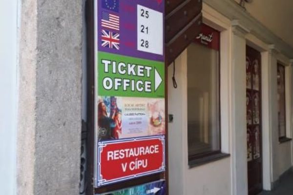 Z centra města zmizí křiklavé reklamní rikši