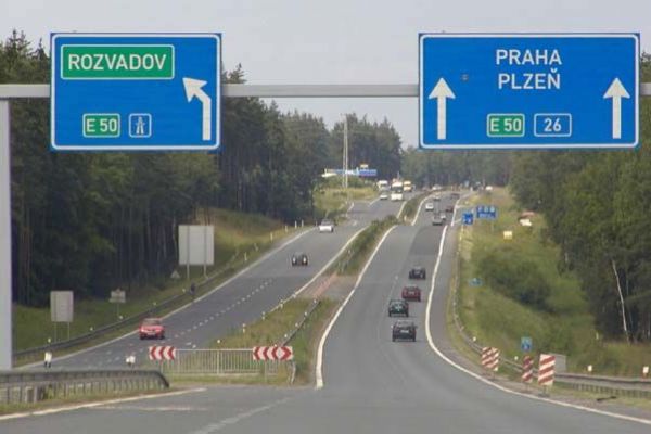Koronavirová opatření snížila počet aut na D5