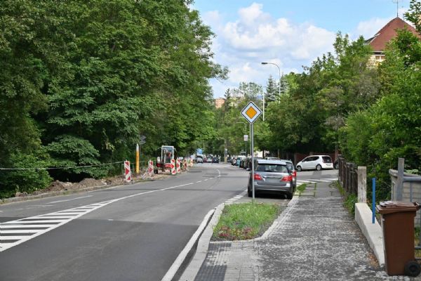 Karlovy Vary: Město opravuje část chodníku v Bezručově ulici