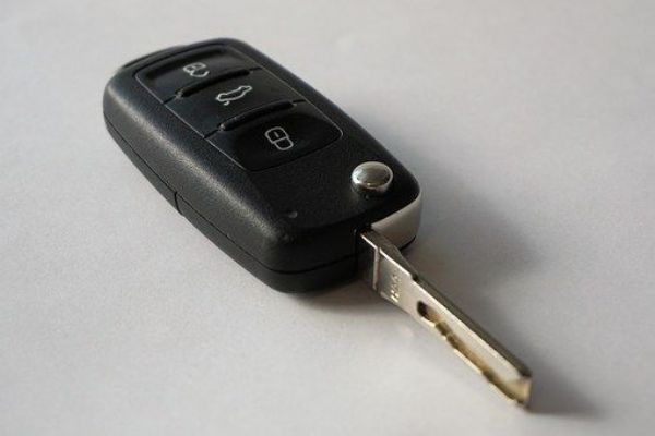 Chebsko: Rodičům odcizil peněženku a klíče od vozidla 