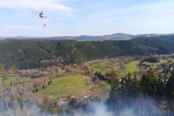 Karlovarsko: Hasiči od odpoledních hodin likvidují požár lesní hrabanky a pařezů