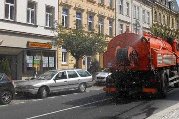Karlovy Vary: Město zchladí kropicí vozy