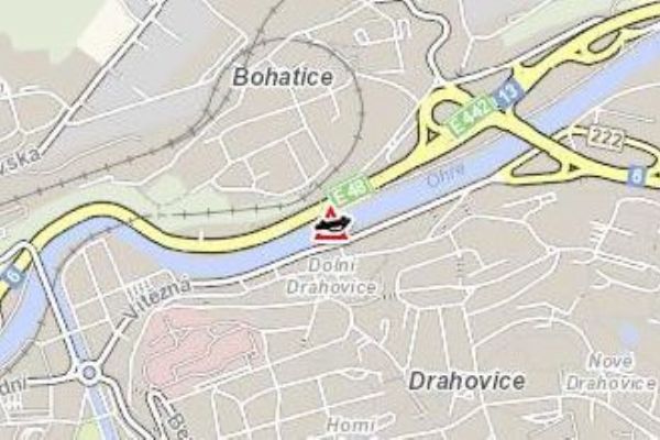 Karlovy Vary: Osobní vozidlo narazilo do betonových svodidel