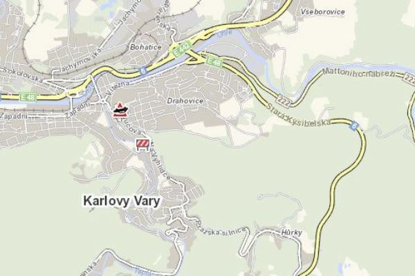 Karlovy Vary: Osobní vozidlo narazilo do pevné překážky