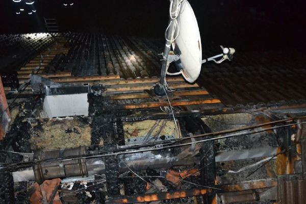 Mírová: U požáru střechy domu zasahovaly čtyři jednotky hasičů