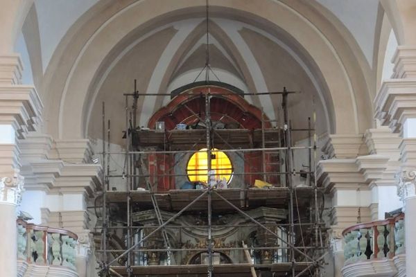 Sedlec: V kostele sv. Anny bylo zahájeno restaurování hlavního oltáře 