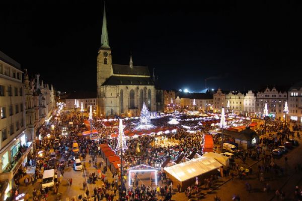 Adventní trhy v Plzni čelí náporu návštěvníků