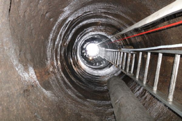 Archeologové v Plzni objevili studnu ze 13. století
