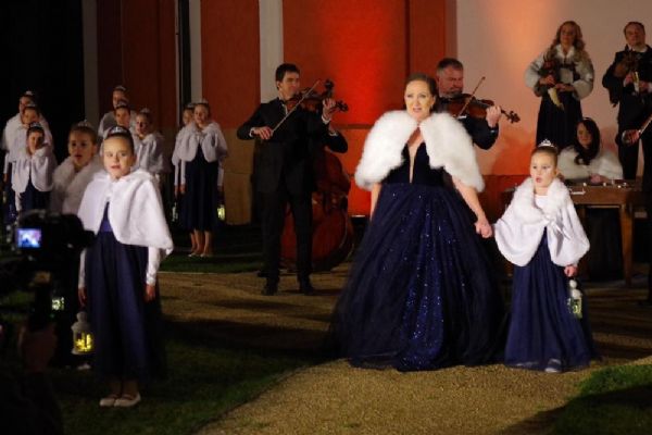 Bára Basiková má novou vánoční píseň s plzeňským sborem Andílci