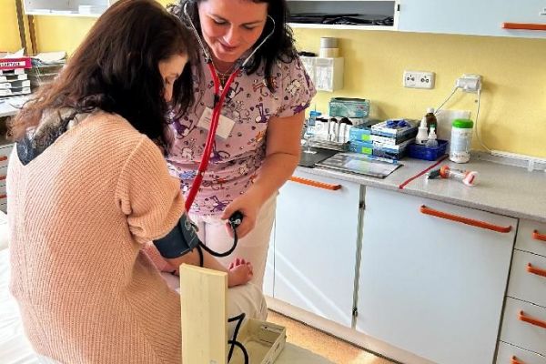 Budoucí sestry z Německa dělají praxi v pediatrické péči v Domažlicích