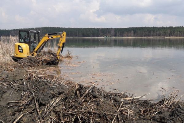 Čištění břehů Boleváku od rákosí a orobince bude letos pokračovat