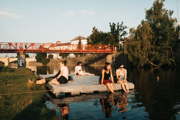 Další z říčních břehů v centru Plzně v květnu a červnu ožije kulturou