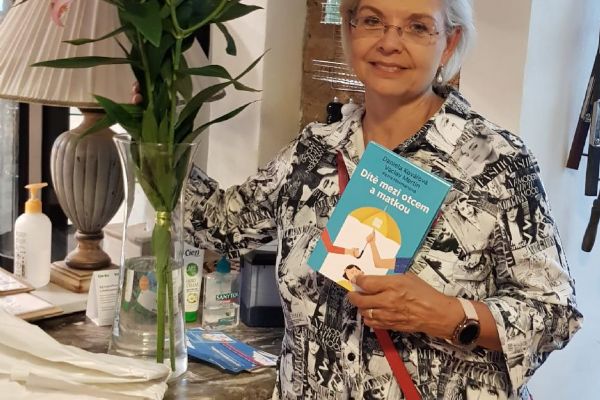 Daniela Kovářová představila novou knihu Dítě mezi otcem a matkou