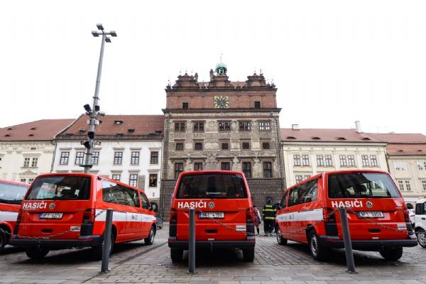 Dobrovolní hasiči získali od Plzně nová auta