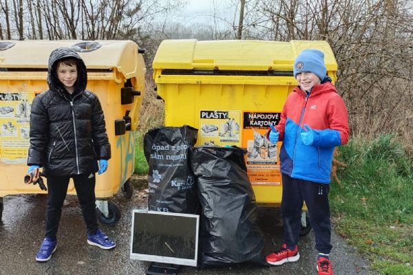 Dobrovolníci nasbírali v Černicích 15 pytlů odpadků