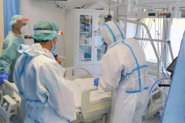 Počet covidových pacientů v krajských nemocnicích: Od ledna poprvé mírný pokles
