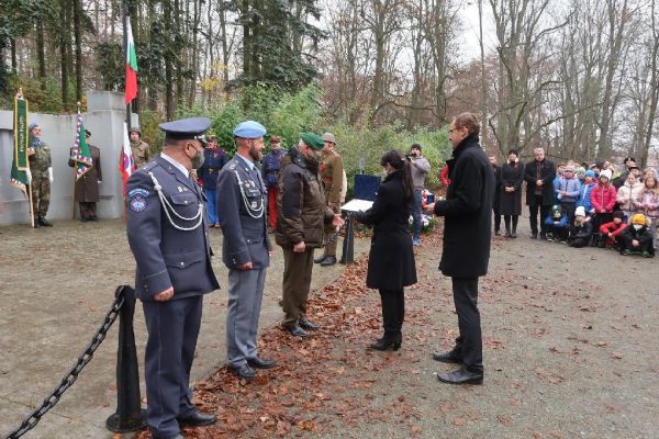 Hejtmanka Mauritzová předala  pamětní medaile třem válečným veteránům
