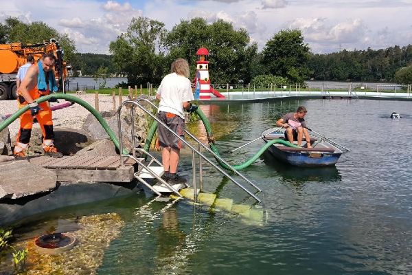 Jezírko ve Škodalandu opět čistí od plžů