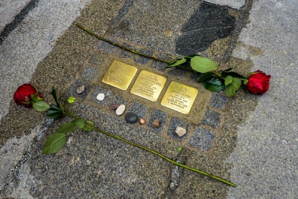 Kameny zmizelých připomínají oběti holokaustu. V Plzni jsou instalovány další