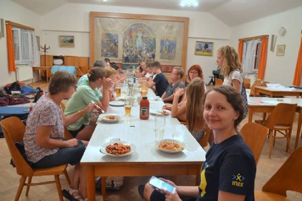 Mladí dobrovolníci z ciziny zpestří dětem příměstské tábory v Kyšicích 
