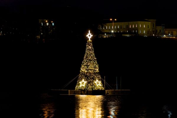 Na Borské přehradě pluje rozzářený vánoční strom
