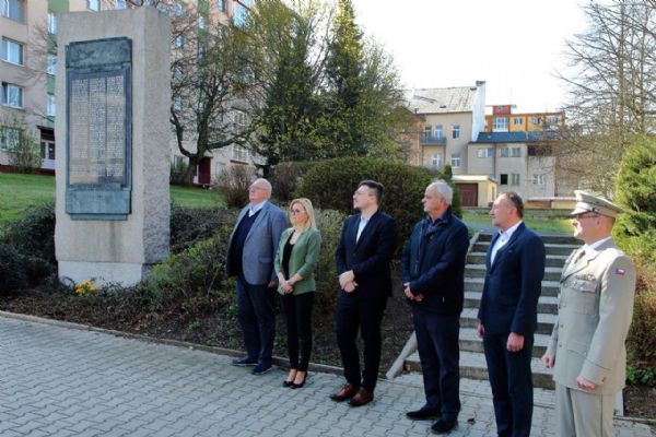 Na Doubravce uctili oběti spojeneckého náletu z dubna 1945