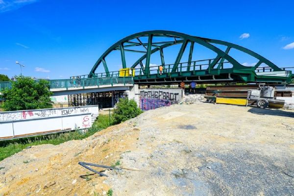 Nový most v Plzni se sune na místo, pojedou po něm tramvaje na Borská pole