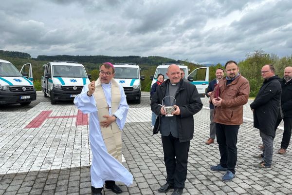 Novým sanitkám Domažlické nemocnice požehnal biskup