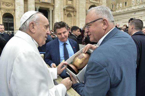 Papež František převzal velikonoční dar od Pilsner Urquell