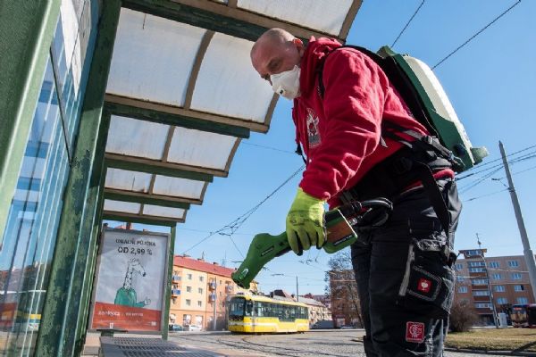Plzeň plošně dezinfikuje vnější veřejné prostory 