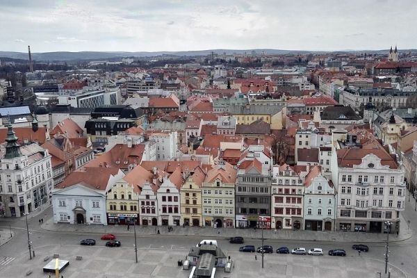 Plzeň poskytne dotaci 200 tisíc korun na opravu střechy domu v centru
