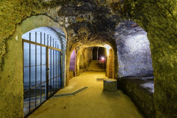 Plzeňské podzemí zve na sváteční prohlídky za svitu baterek