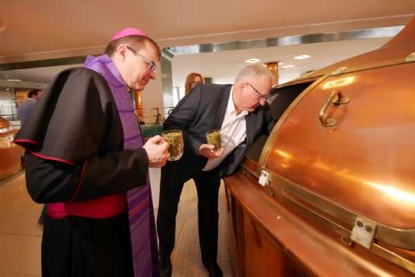 Plzeňský biskup požehnal už deváté velikonoční várce Pilsner Urquell pro papeže