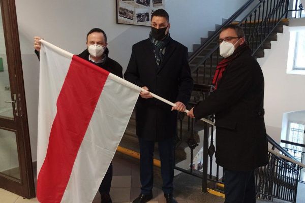 Plzeňský centrální obvod vyvěsil na znamení solidarity běloruskou vlajku