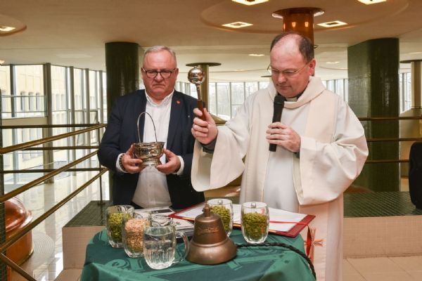 Vikář požehnal velikonoční várce piva pro papeže