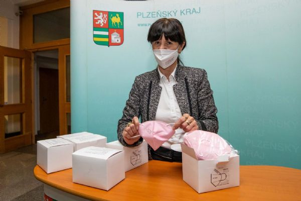 Plzeňský kraj dostal šest tisíc respirátorů od Senátu