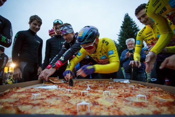 Po odvetě cyklisti na Giant lize soutěžili v pojídání pizzy