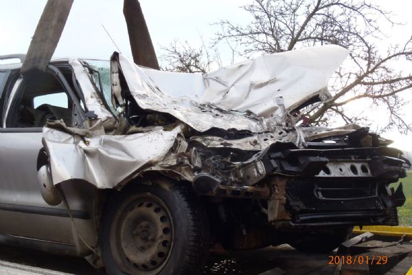 Při tragické nehodě u Koryt zemřel v pondělí ráno řidič