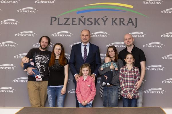 První občánky Plzeňského kraje přivítal hejtman