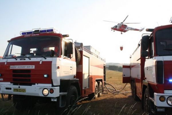 Rekordní počet požárů lesů, polí a luk likvidovali v červenci hasiči v kraji