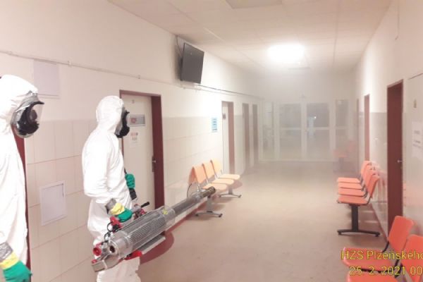 Rokycanská nemocnice ošetřila společné prostory mlžnou dezinfekcí
