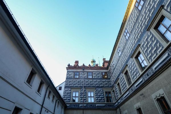 Sgrafita i okna radnice v Plzni jsou obnoveny, restaurátoři využili historické technologie  