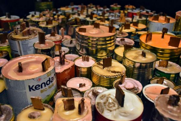 Skauti z Plzně vyrábí svíčky pro Ukrajinu. Potřebují vosk a plechovky