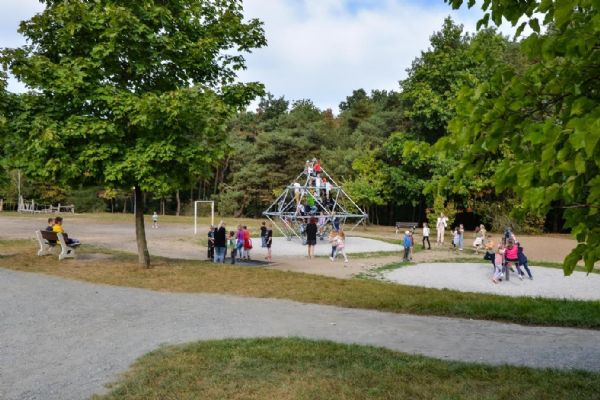 Špitálský les: Nové cesty i promenáda s lavičkami a vybavení dětského hřiště