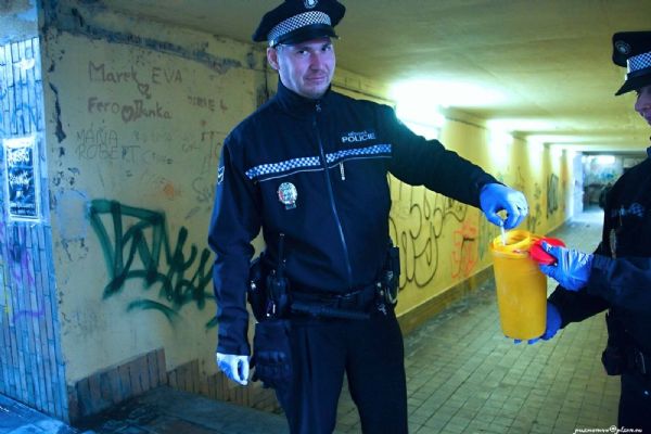 Strážníci sbírali jehly a stříkačky i v Plzni