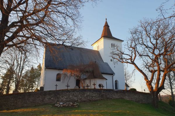Šumavský kostel Mouřenec zve na mši a koncert legendárních Učedníků